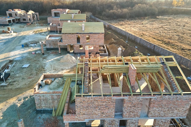 Vista aérea de casas residenciales en construcción en zona suburbana rural Desarrollo inmobiliario