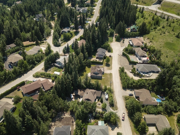 Vista aérea de casas residenciales en un pequeño pueblo Blind Bay