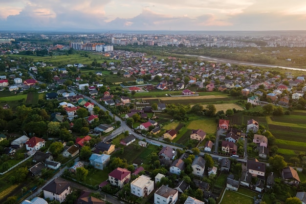 Vista aérea de casas residenciales en zona rural suburbana al atardecer