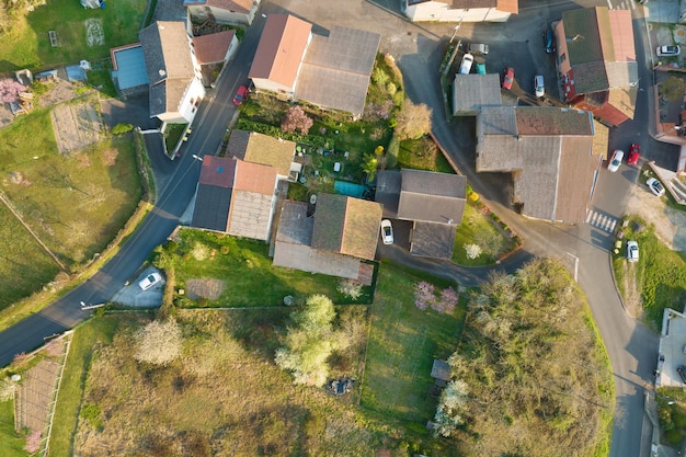 Vista aérea de casas residenciales en zona rural suburbana verde