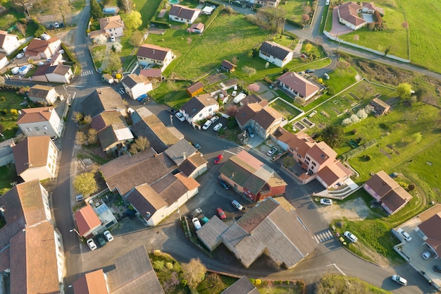 Vista aérea de casas residenciales en zona rural suburbana verde