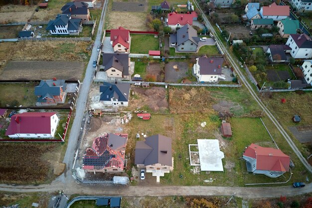 Vista aérea de casas residenciales en zona rural suburbana