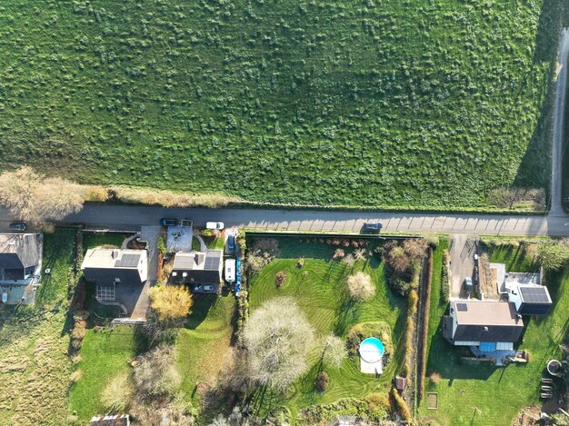 Vista aérea de casas rodeadas de bosques y tierras de cultivo en la zona rural de la Bélgica valona