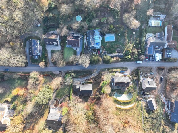 Vista aérea de casas rodeadas de bosques y tierras de cultivo en la zona rural de la Bélgica valona