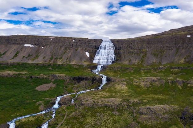 Vista aérea de la cascada Dynjandi en la península de Westfjords en Islandia