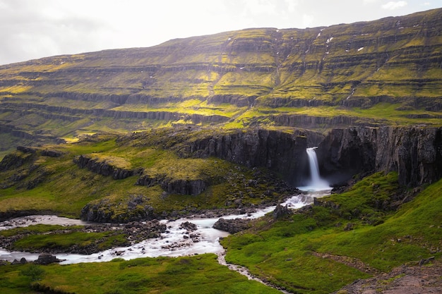 Vista aérea de la cascada Folaldafoss en el este de Islandia