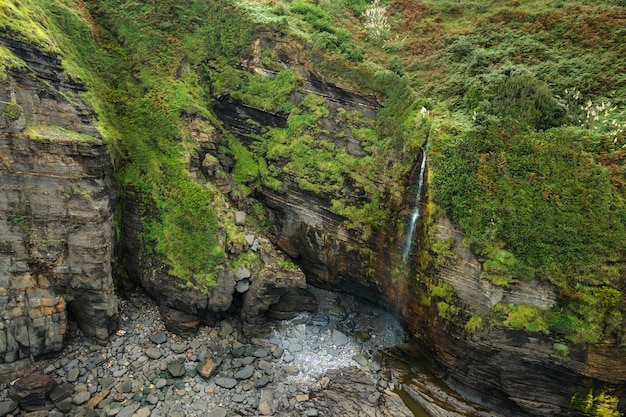 Vista aérea de una cascada idílica en el paisaje de la costa tropical