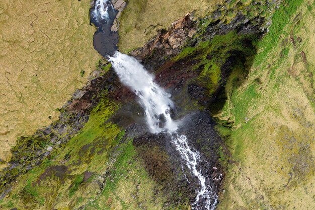 Vista aérea de una cascada en Islandia por un dron