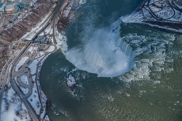 Vista aérea de la cascada del Niágara desde helicóptero en Canadá