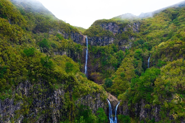 Vista aérea de la cascada Risco en las Islas Madeira, Portugal