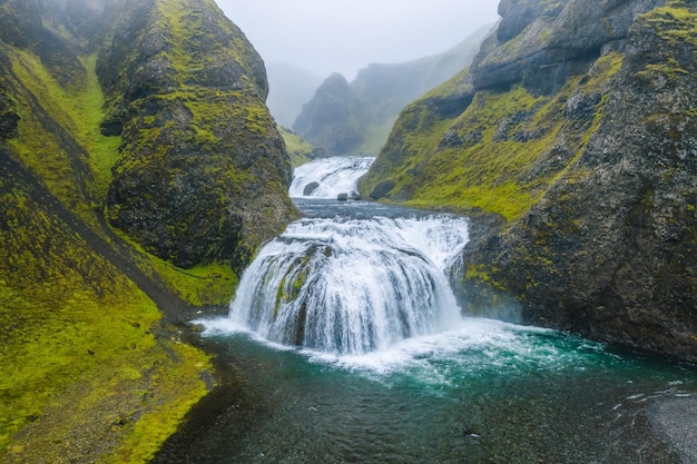 Vista aérea de la cascada Stjornarfoss en el sur de Islandia