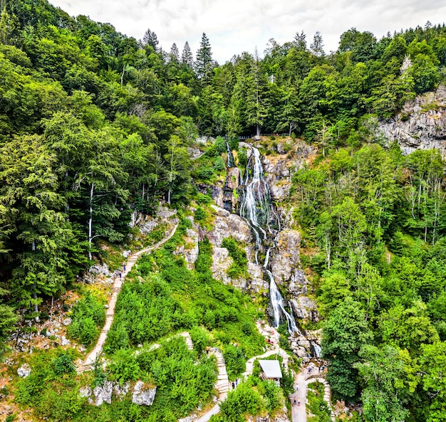 Vista aérea de la cascada Todtnau en las montañas de la Selva Negra. Una de las cascadas más altas de Alemania