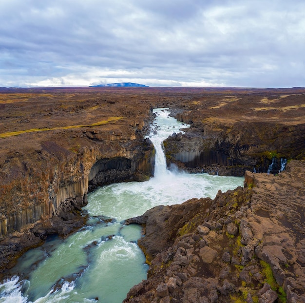 Vista aérea de las cascadas de Aldeyjarfoss en el norte de Islandia