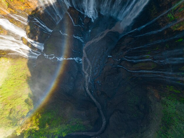 Vista aérea de las cascadas Panorama Tumpak Sewu, también conocidas como Coban Sewu. Hermoso arco iris y niebla. Las cascadas Tumpak Sewu son una atracción turística en Java Oriental, Indonesia. Destino de viaje increíble.