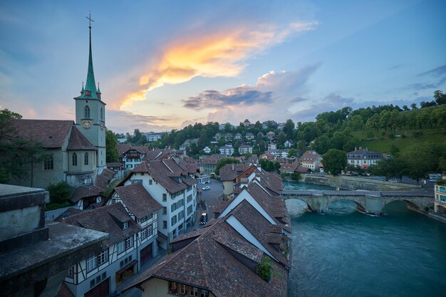 Vista aérea del casco antiguo de Berna al atardecer en Suiza