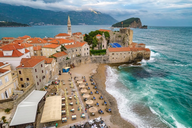 Vista aérea del casco antiguo de Budva y una pequeña playa, Montenegro