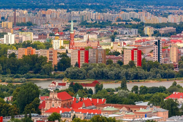 Vista aérea, casco antiguo y ciudad moderna desde el Palacio de la cultura y la ciencia en Varsovia, Polonia