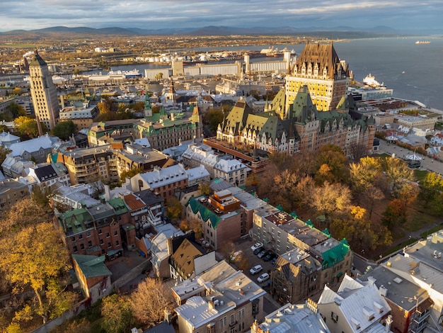 Vista aérea del casco antiguo de la ciudad de Quebec en el atardecer de la temporada de otoño