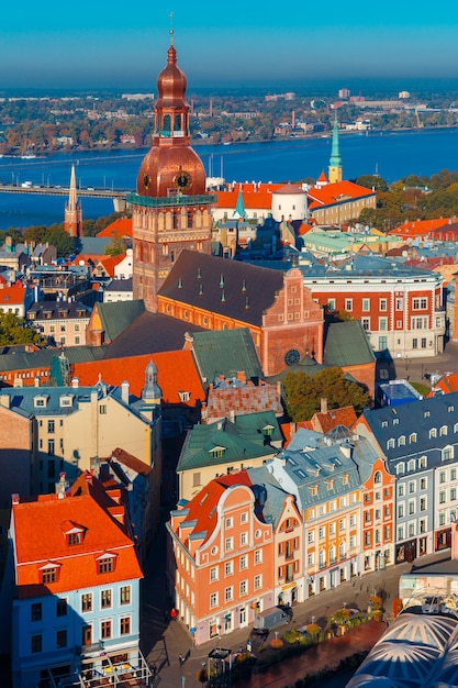 Vista aérea del casco antiguo y Daugava, Riga, Letonia