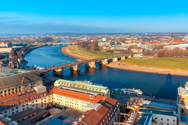 Vista aérea del casco antiguo y del Elba, Dresde, Alemania