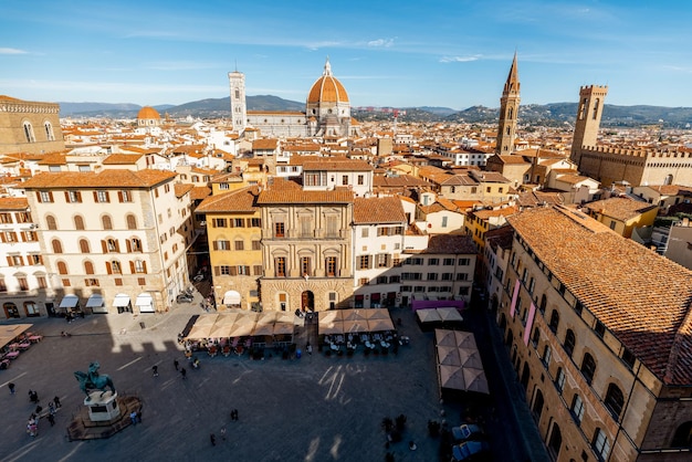 Vista aérea del casco antiguo de florencia con la famosa catedral del duomo en el horizonte