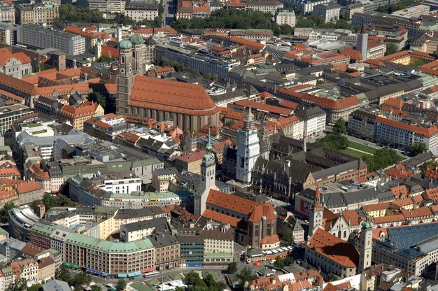 Vista aérea del casco antiguo con Frauenkirche Nuevo ayuntamiento en Marienplatz Iglesia de San Pedro y Heilig