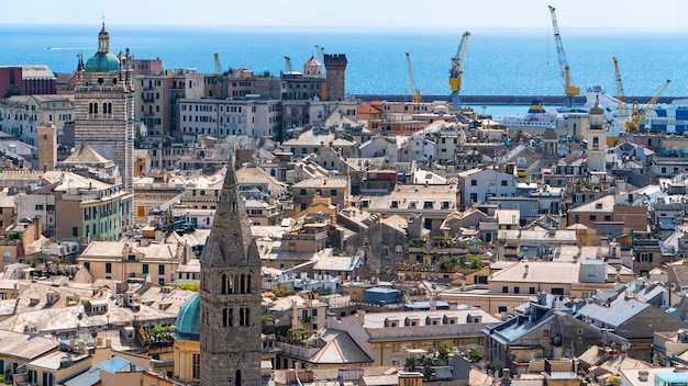 Vista aérea del casco antiguo de Génova. Horizonte de Génova, Italia.