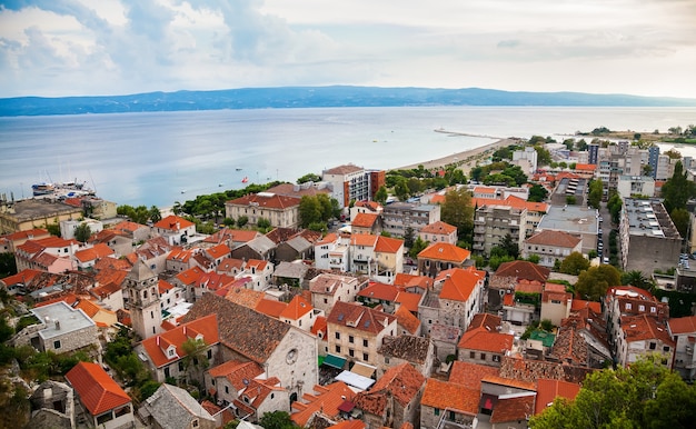 Vista aérea del casco antiguo de Omis y casas residenciales, Croacia