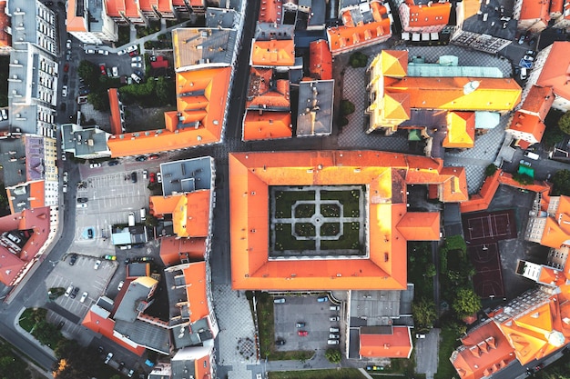 Vista aérea del casco antiguo con el paisaje urbano de techos rojos al atardecer Polonia