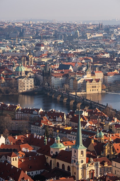 Vista aérea del casco antiguo con el Puente de Carlos en Praga.