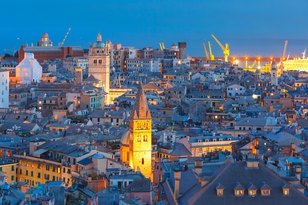 Vista aérea del casco antiguo y el puerto con grúas por la noche, Génova, Italia.