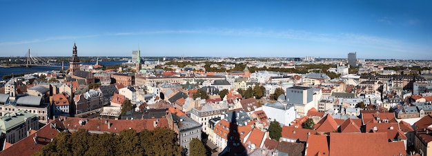 Vista aérea del casco antiguo de Riga y el río Daugava desde la iglesia de San Pedro