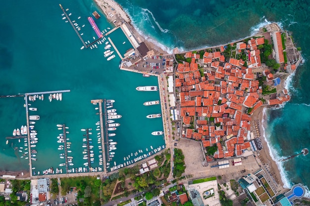 Vista aérea del casco antiguo y yates en Budva, el centro turístico más famoso de Montenegro