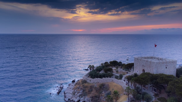 Vista aérea Castelo da ilha dos pombos de Kusadasi, Turquia. Foto de alta qualidade