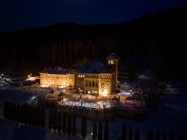 Vista aérea del castillo de Cantacuzino en invierno Busteni Rumania