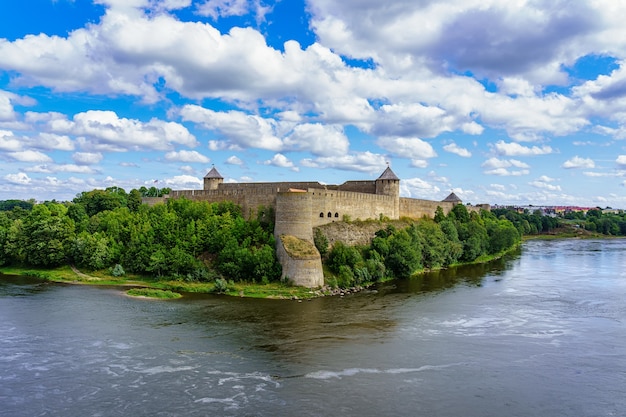 Vista aérea del castillo junto a la desembocadura del río junto a la frontera. Narva, Estonia.