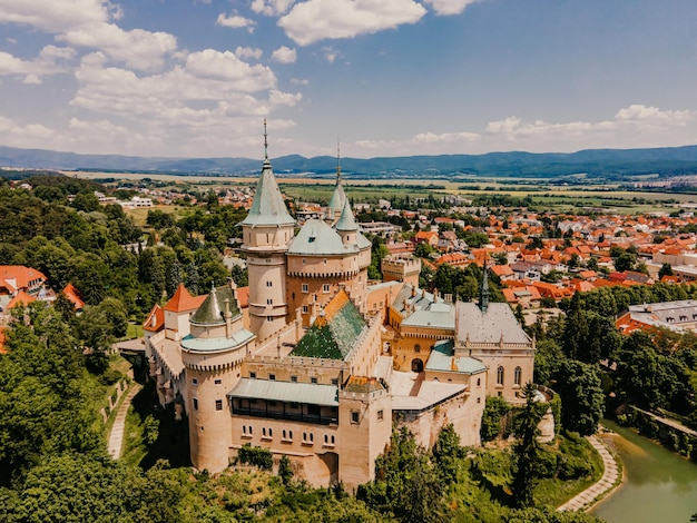 Vista aérea del castillo medieval de Bojnice Patrimonio de la UNESCO en Eslovaquia Concepto de viaje de paisaje de Eslovaquia Castillo romántico