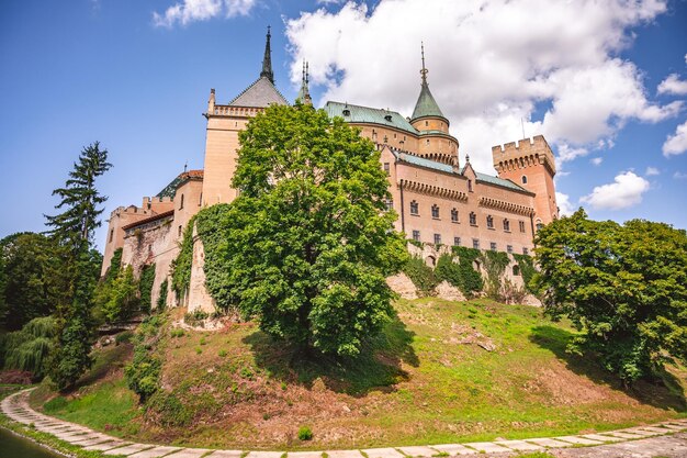 Vista aérea del castillo medieval de Bojnice Patrimonio de la UNESCO en Eslovaquia Concepto de viaje de paisaje de Eslovaquia Castillo romántico