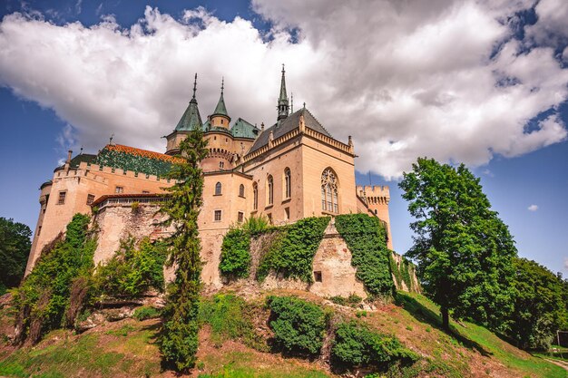 Foto vista aérea del castillo medieval de bojnice patrimonio de la unesco en eslovaquia concepto de viaje de paisaje de eslovaquia castillo romántico