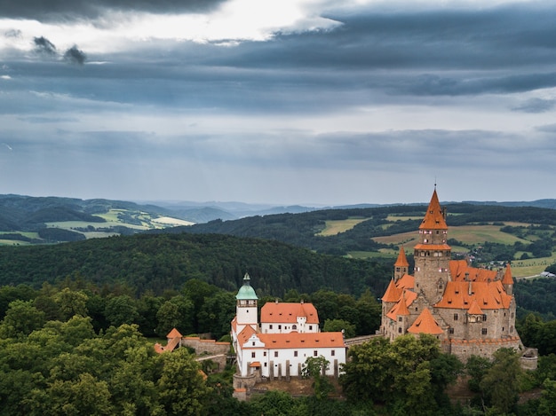 Vista aérea de un castillo medieval en la colina en la región checa de Moravia