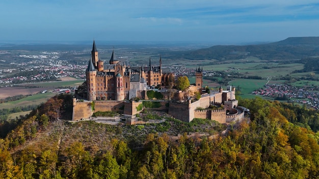 Vista aérea del castillo medieval de Hohenzollern en la cima de una colina en otoño Baden-Wurttemberg Alemania