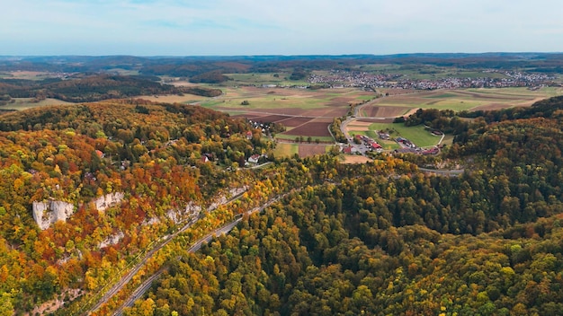 Vista aérea del castillo medieval de Lichtenstein en la montaña en otoño Baden-Württemberg Alemania