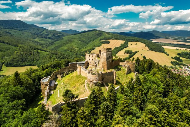 Una vista aérea del castillo medieval de Zborov Eslovaquia
