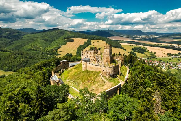 Foto una vista aérea del castillo medieval de zborov eslovaquia