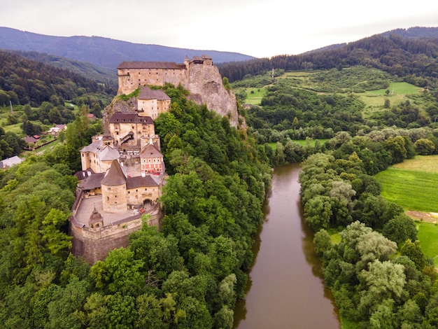 Vista aérea del castillo de orava en Oravsky Podzamok en Eslovaquia Región de Orava Paisaje de Eslovaquia Concepto de viaje