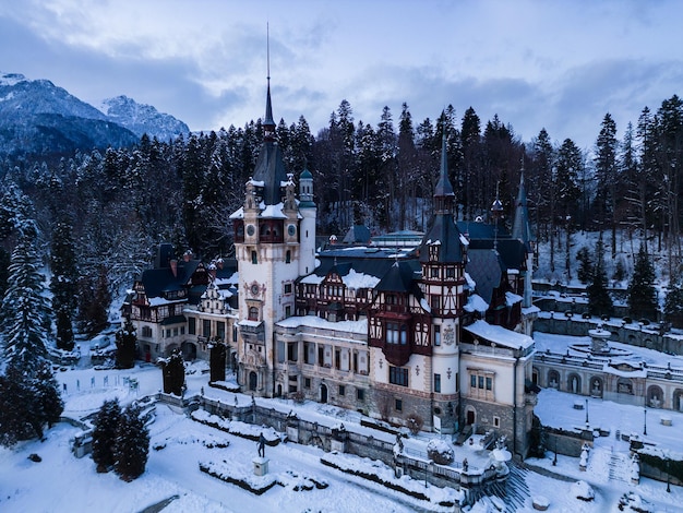 Vista aérea del castillo de Peles en invierno Sinaia Rumania