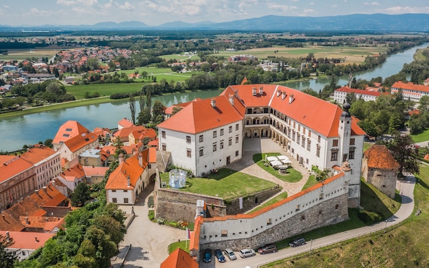 Vista aérea del castillo de Ptuj en Eslovenia