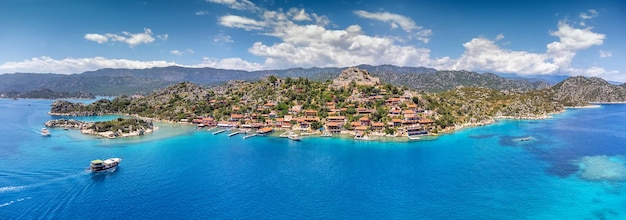 Vista aérea del castillo de Simena y del pueblo pesquero y turístico Kaleucagiz Destinos turísticos y de viaje en Turquía