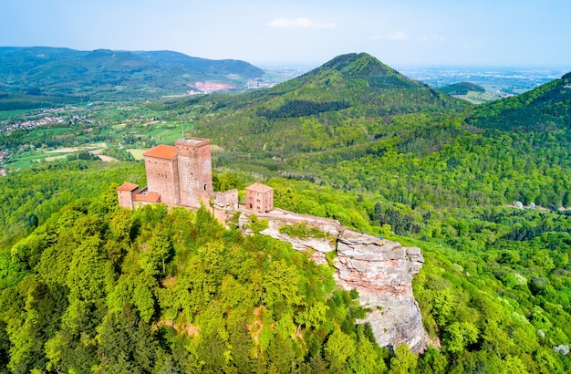 Vista aérea del castillo de Trifels en el bosque del Palatinado. Importante atracción turística en el estado de Renania-Palatinado de Alemania