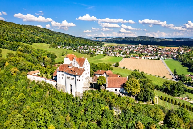 Vista aérea del castillo de Wildegg en Aargau, Suiza